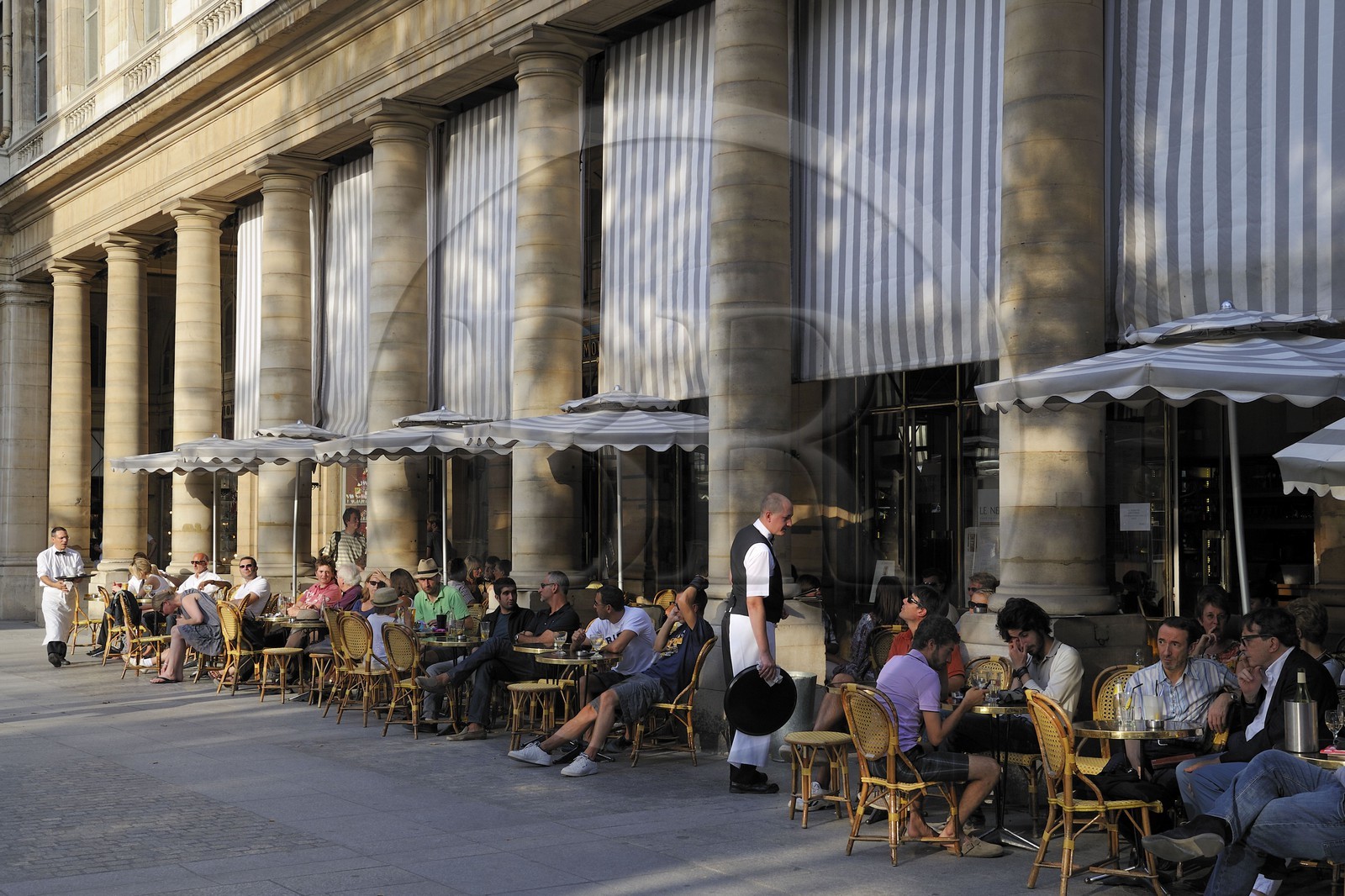 France, Paris (75), place du Palais Royal, terrasse du café Le Nemours