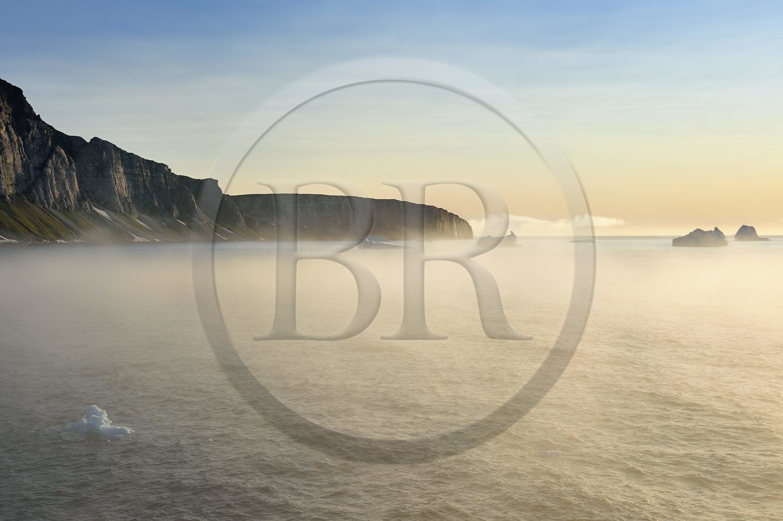 Groenland, cote Nord-Ouest, Murchison sund au nord de Baffin Bay, les falaises vertigineuses de Hakluyt Island au large de la cote ouest de Kiatak (Northumberland Island)