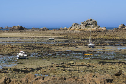 France, Côtes-d'Armor (22), Côte d'Ajoncs, Plougrescant, la plage de Pors (Porz) Scaff à marée basse