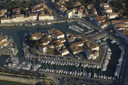 France, Charente-Maritime (17), ile de Ré, ville de Saint-Martin-de-Ré avec fortifications de Vauban (XVII ème siècle), le port (vue aérienne)