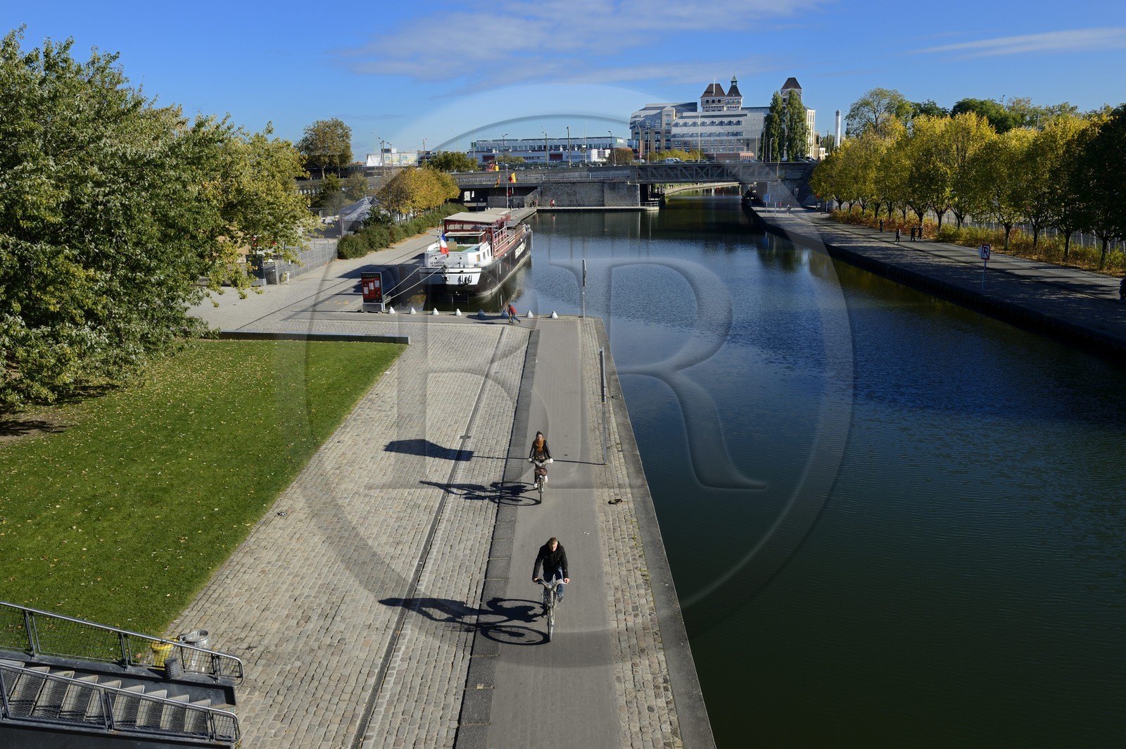 France, Paris (75), le canal de l'Ourcq dans le parc de la Villette et les anciens Grands Moulins de Pantin créées en 1884 réhabilités pour y réaliser un ensemble immobilier de bureauxen arrière plan