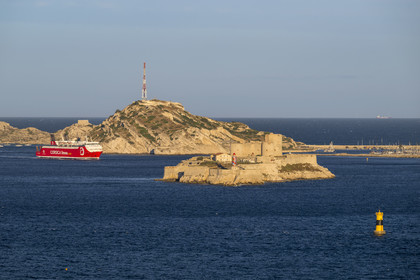 France, Bouches-du-Rhône (13), Marseille, Parc National des Calanques, Archipel des Iles du Frioul, arrivée d'un ferry de Corsica Linea au petit matin et le chateau d'If en premier plan