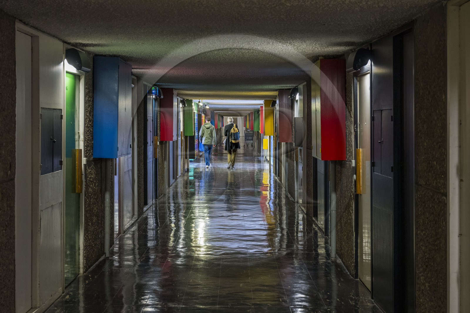 France, Loire-Atlantique (44), banlieue de Nantes, Rezé, la Maison Radieuse par l'architecte Le Corbusier, une rue intérieure