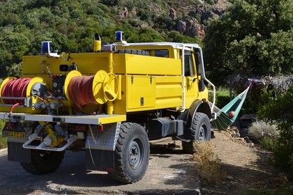 France, Corse-du-Sud (2A), Golfe de Porto, classé Patrimoine Mondial de l'UNESCO, camion des sapeurs pompiers et sieste dans un hamac