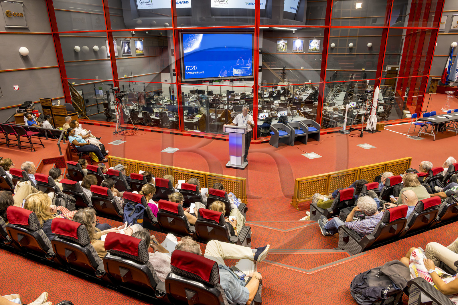 France, Guyane, Kourou, Centre Spatial Guyanais (CSG), conférence de son directeur Philippe Lier devant des visiteurs, la salle de commandement Jupiter en arrière plan