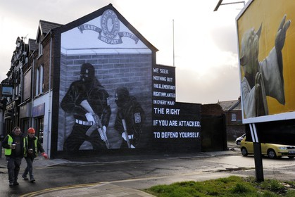 Royaume-Uni, Irlande du Nord, Belfast Est, les quartiers loyalistes protestants, Newtownards Road, fresque murale politique à la gloire des milices loyalistes