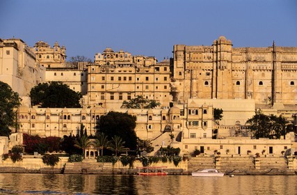 Inde, état du Rajasthan, Udaipur, le City Palace se reflètant dans le lac Pichola