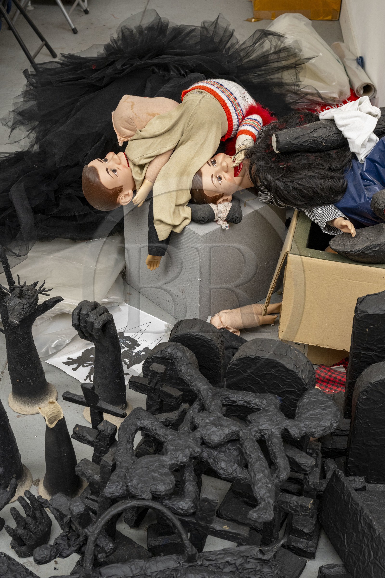 France, Hauts-de-Seine (92), Malakoff, oeuvres en cours dans l'atelier de l'artiste Annette Messager