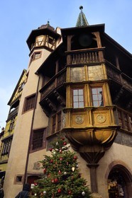 France, Haut-Rhin (68), Colmar, la maison Pfister de style Renaissance (1537) dans la rue des Marchands à Noël et son oriel
