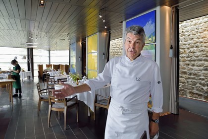 France, Haute-Loire (43), Saint-Bonnet-le-Froid, Restaurant 3 étoiles Régis et Jacques Marcon, le chef cuisinier Jacques Marcon dans la salle