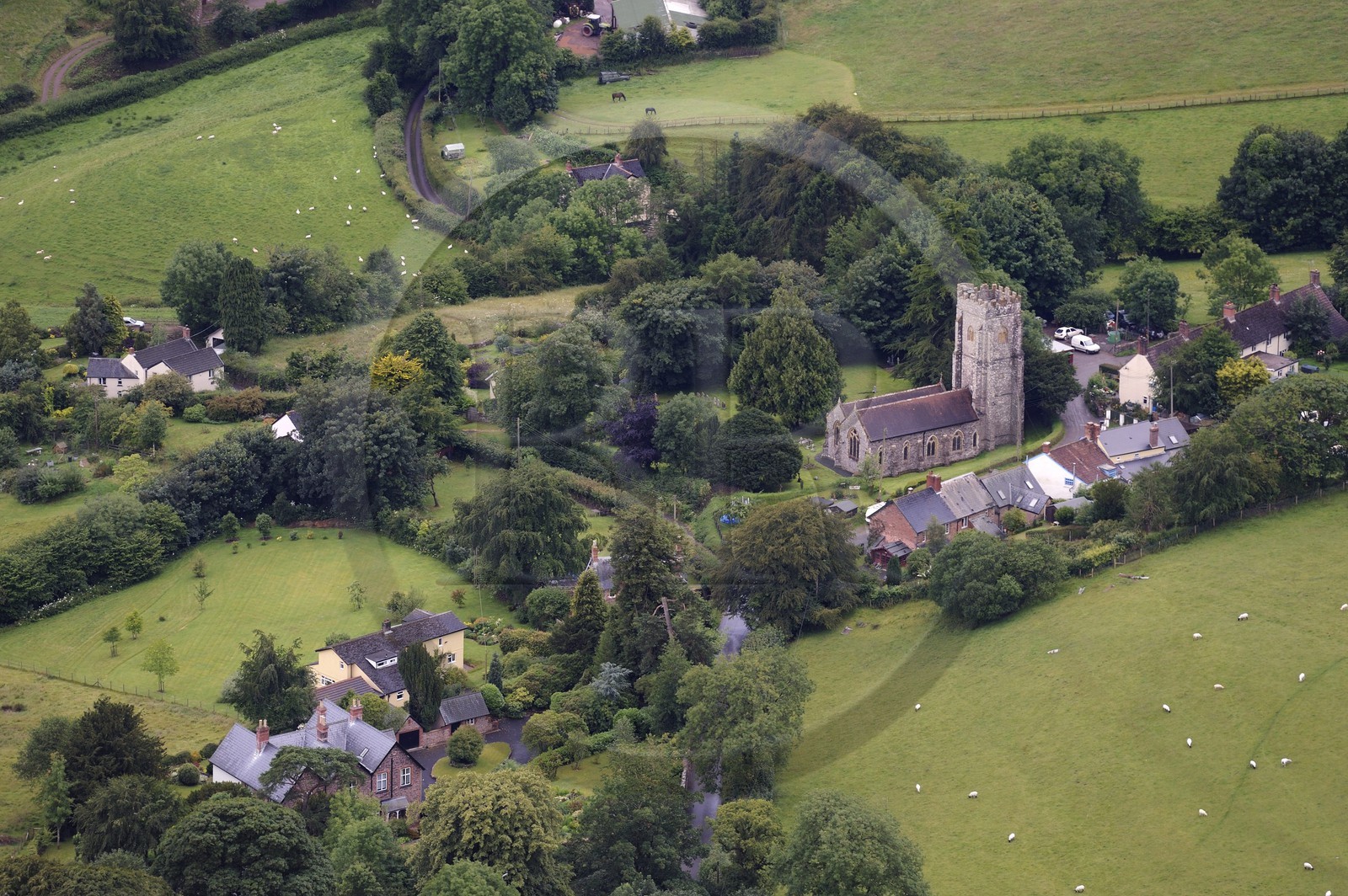 Royaume-Uni, Angleterre, Somerset, All Saints Church à Chipstable (vue aérienne)