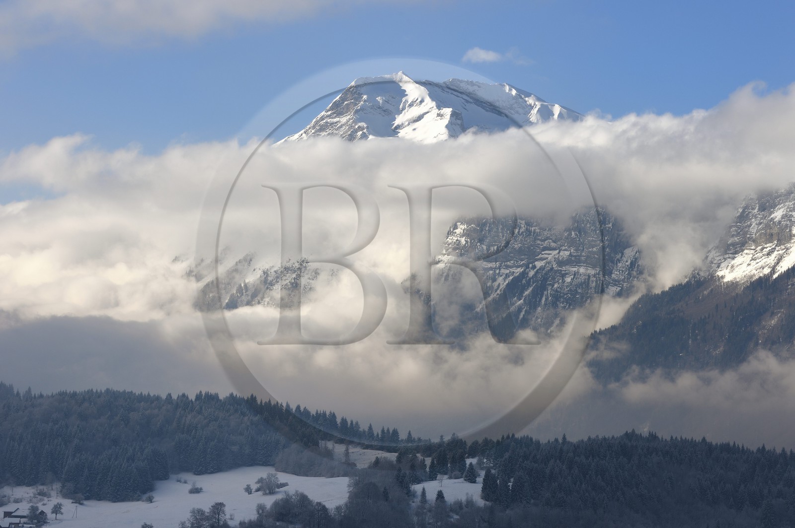 France, Haute-Savoie (74), Arâches-la-Frasse, station de ski Les Carroz d'Arâches, la Chaine de montagne des Aravis en arrière plan
