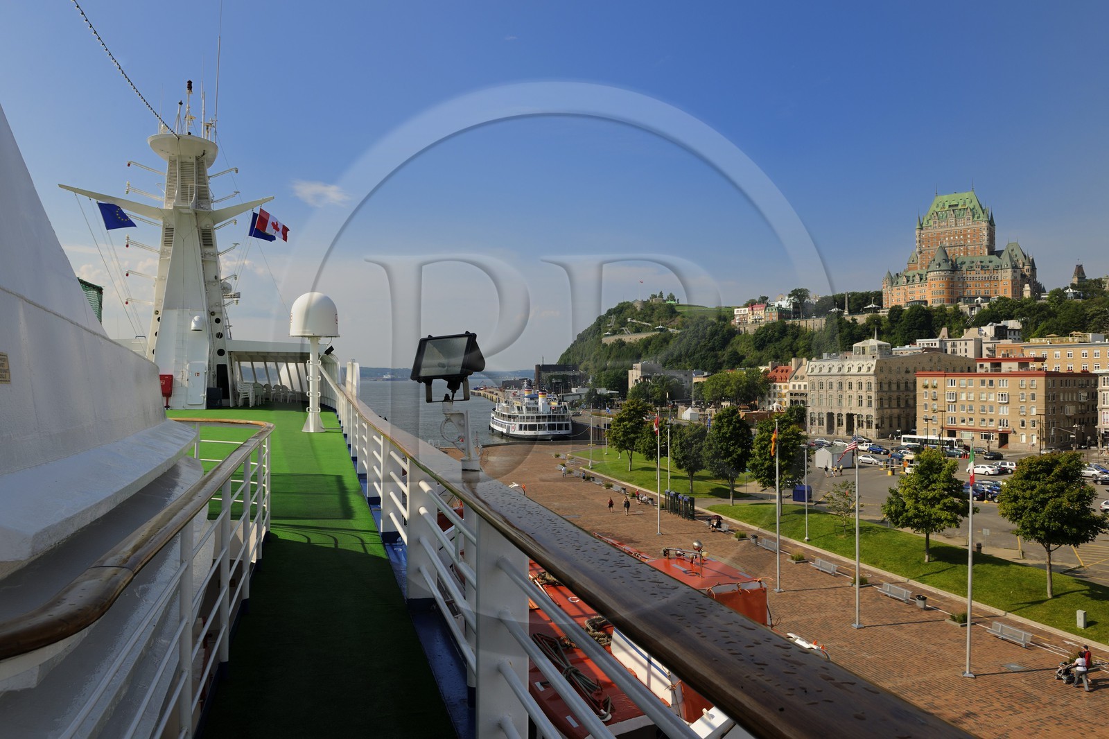 Canada, province de Québec, ville de Québec, Vieux-Québec classé Patrimoine Mondial de l' UNESCO, château Frontenac depuis le port sur le fleuve Saint-Laurent