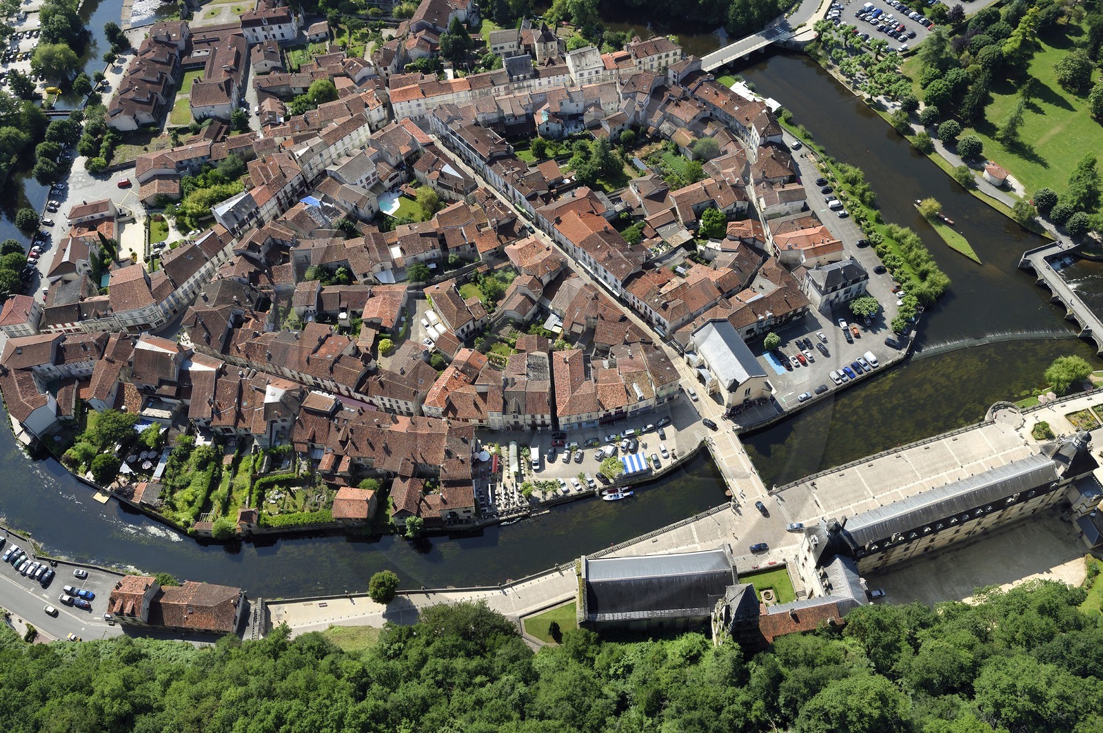 France, Dordogne (24), Brantôme, l'abbaye bénédictine Saint-Pierre en bordure de la Dronne et le village (vue aérienne)