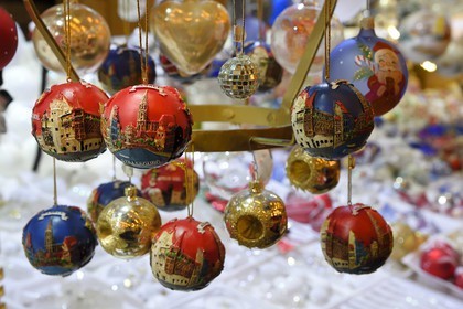 France, Bas-Rhin (67), Strasbourg, vieille ville classée Patrimoine Mondial de l'UNESCO, marché de Noël (Christkindelsmarik) de la place Broglie, boules de Noël