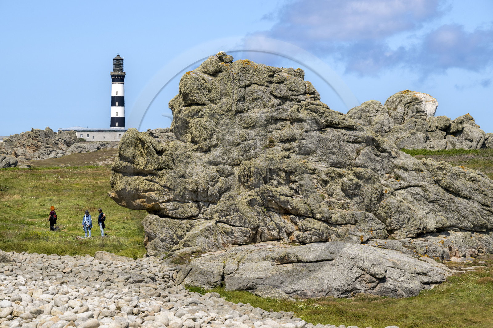 France, Finistère (29), Mer d'Iroise, Ile d'Ouessant, randonneurs à la Pointe de Pern et le phare du Créac’h en arrière plan