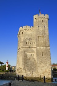 France, Charente-Maritime (17), La Rochelle, la Tour Saint-Nicolas protège l'entrée du Vieux Port