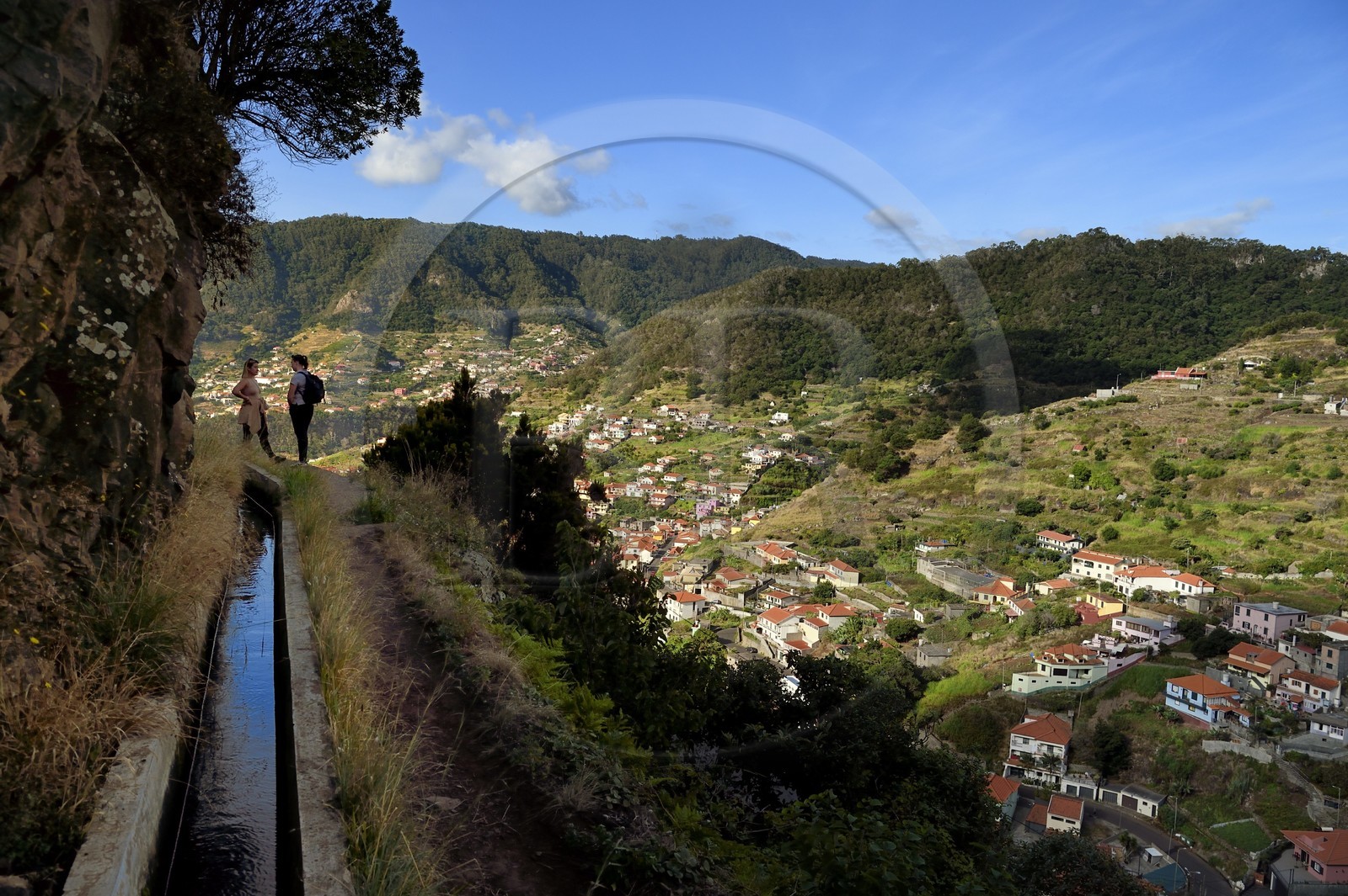Portugal, Ile de Madère, randonnée de Machico à Porto da Cruz par le Vereda do Larano, marche le long de la levada dos Maroços et Machico en arrière plan