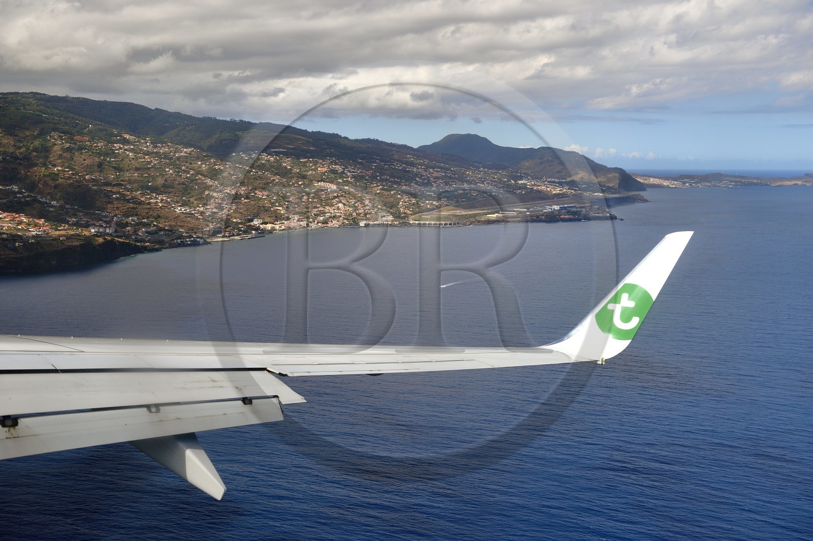 Portugal, Ile de Madère, Aéroport International de Madère Cristiano-Ronaldo qui dispose d'une piste de 2781m prolongée sur la mer grace à des piliers (vue aérienne)