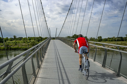 France, Vaucluse (84), Sorgues, véloroute ViaRhona, cyclistes traversant la passerelle suspendue de l’Oiselay-Sauveterre sur le Rhone