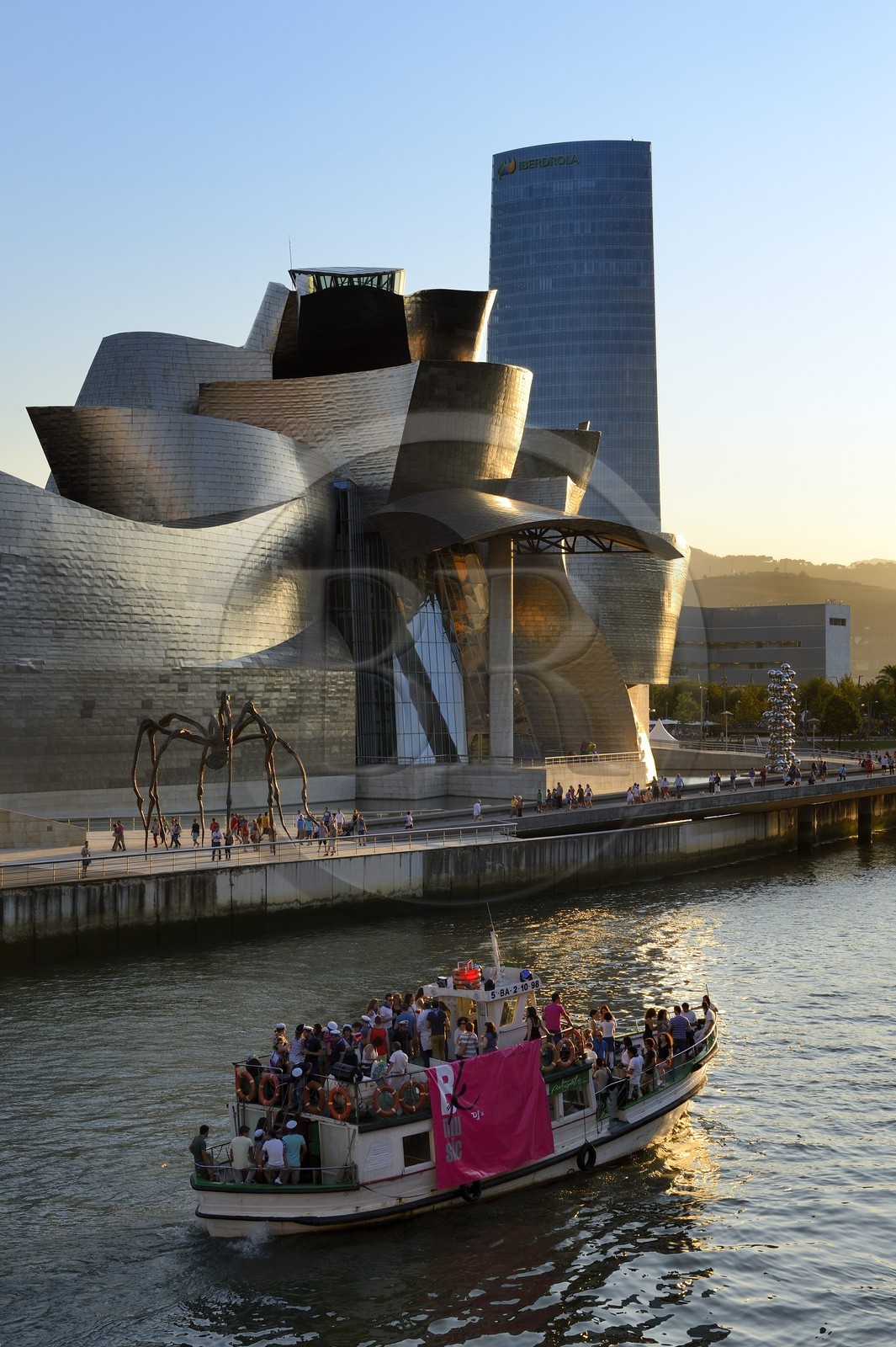 Espagne, Biscaye, Pays Basque espagnol, Bilbao, le musée Guggenheim de l'architecte Frank Gehry et la sculpture en forme d' Araignée de Louise Bourgeois intitulée Maman