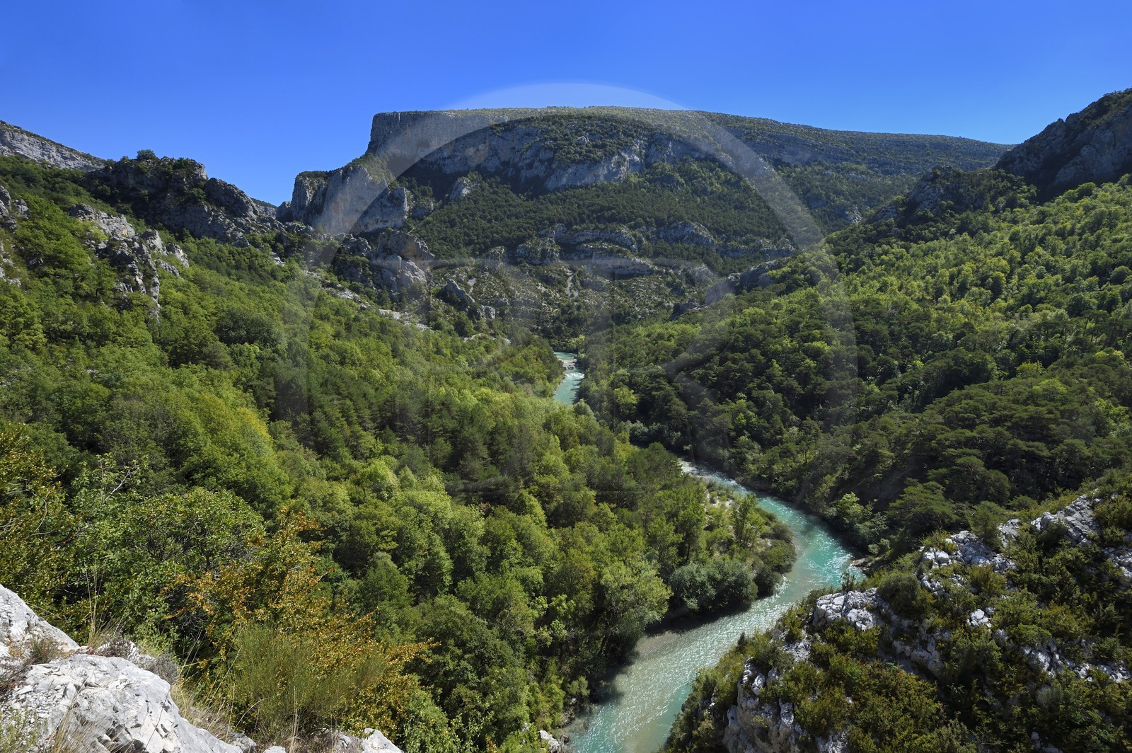 France, Alpes-de-Haute-Provence (04), Parc Naturel Régional du Verdon, les Gorges du Verdon en contrebas du village de Rougon et du Point Sublime, La Colle de Breis en arrière plan