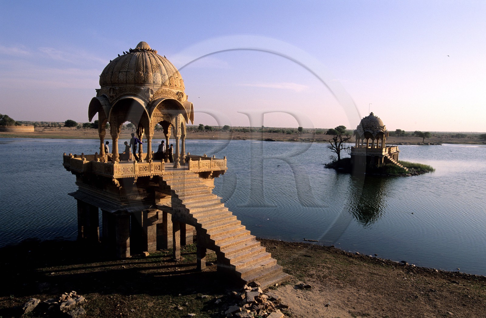 Inde, état du Rajasthan, Jaisalmer, pavillons sur le lac de Gadi Sagar