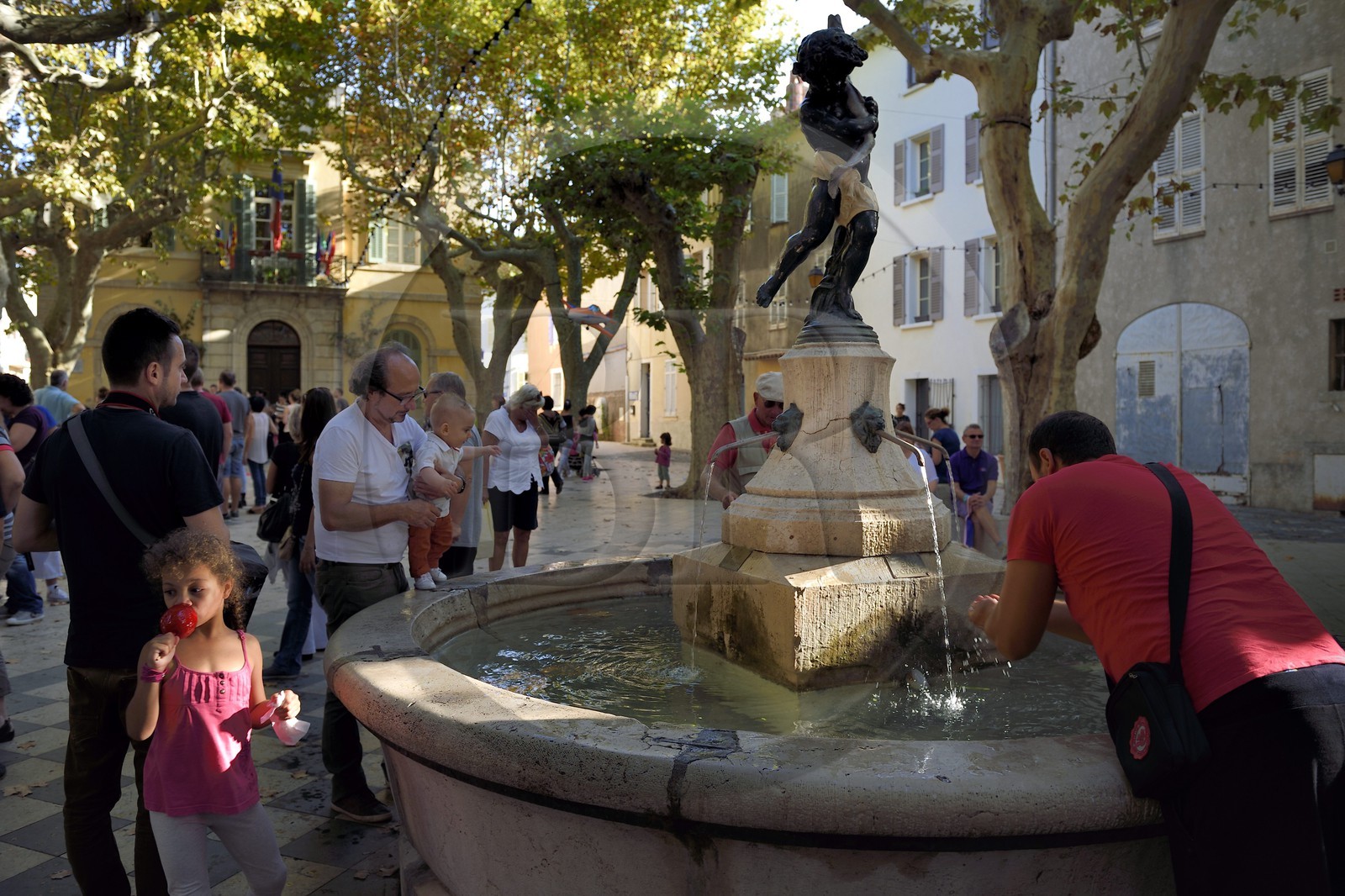 France, Var (83), Massif des Maures, Collobrières, autour de la fontaine de la Place de la Libération pendant la fête de la châtaigne