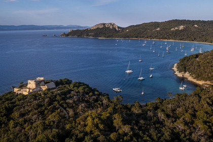 France, Var (83), Iles d'Hyères, parc national de Port Cros, Ile de Porquerolles, le Fort de l'Alycastre avec un mur d'enceinte extérieur en étoile (vue aérienne)