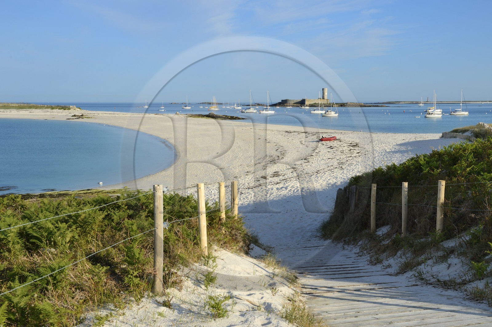 France, Finistère (29), La Foret Fouesnant, archipel des Glénan, Ile Saint-Nicolas, cordon de sable reliant l'Ile de Bananec et le Fort Cigogne sur l'Ile Cigogne en arrière plan