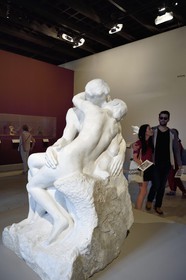 France, Paris (75), Grand Palais, exposition du centenaire (de la mort) d'Auguste Rodin, Le Baiser, sculpture en marbre d'Auguste Rodin