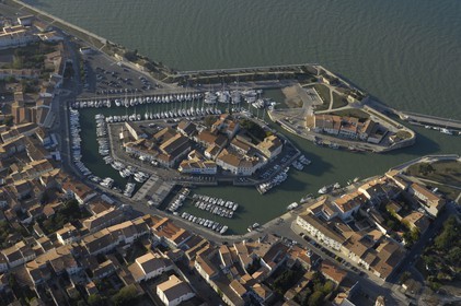 France, Charente-Maritime (17), ile de Ré, ville de Saint-Martin-de-Ré avec fortifications de Vauban (XVII ème siècle), le port (vue aérienne)