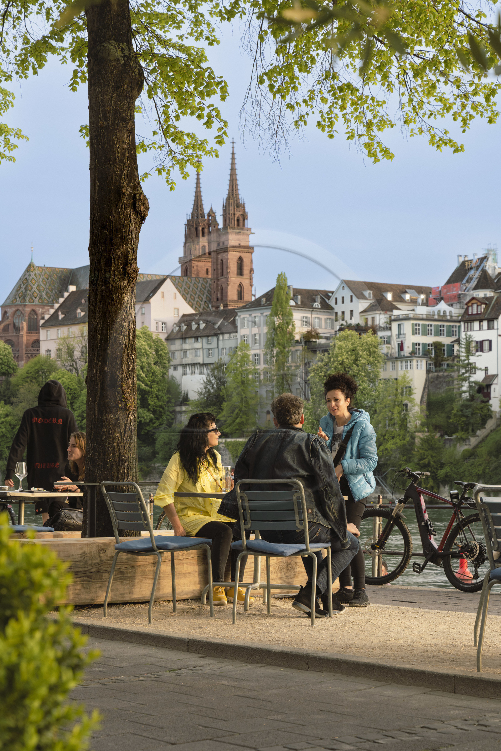Suisse, Bâle, les quais du quartier du Petit Bâle sur la rive droite du Rhin et la cathédrale protestante Notre-Dame de Bâle (Munster) en arrière plan, terrasses de restaurants et cafés s'animent à la tombée du soir