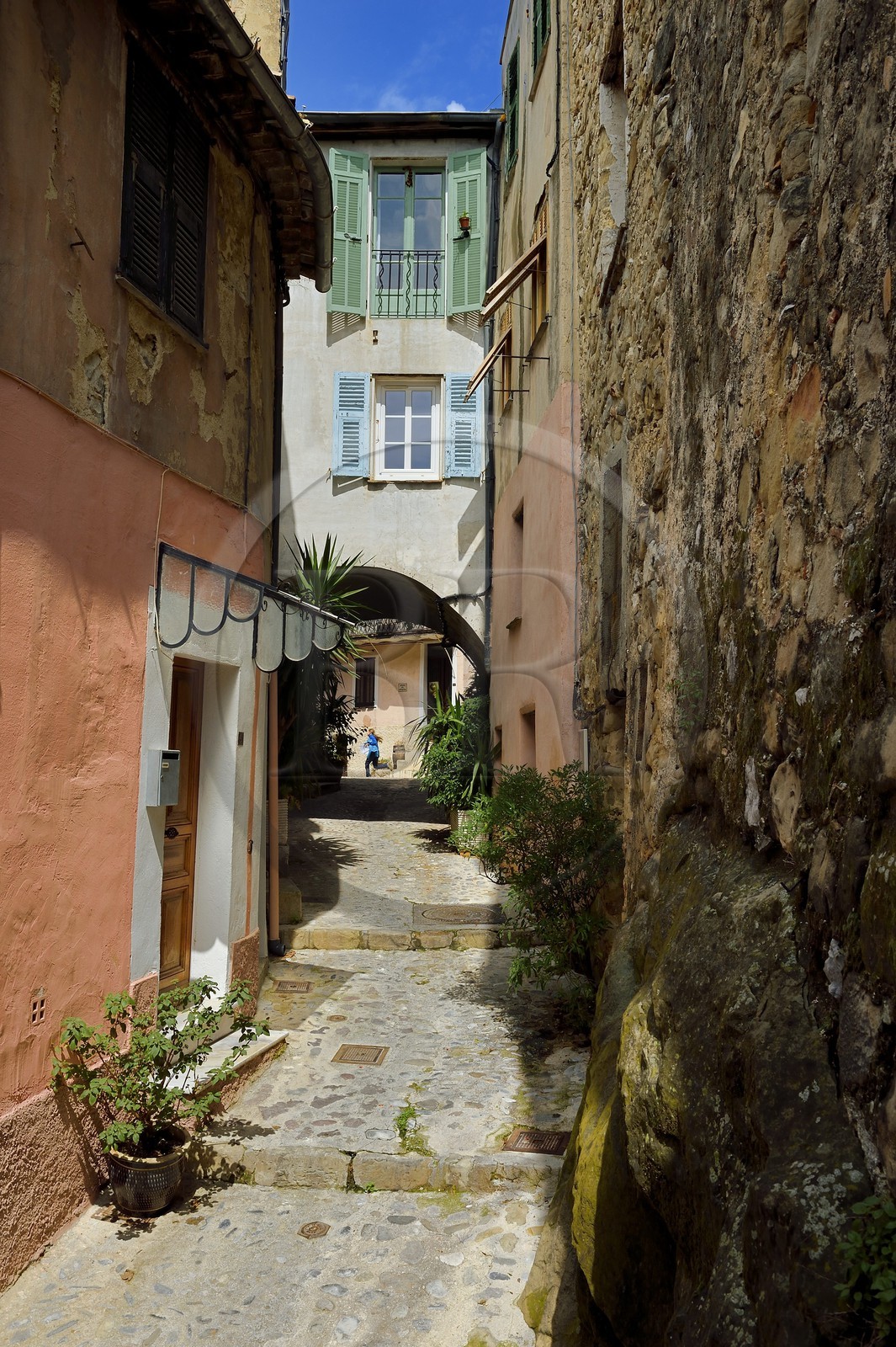 France, Alpes-Maritimes, Coaraze, labelled Les Plus Beaux Villages de France (The Most Beautiful Villages of France), small street and pontis (covered passage)