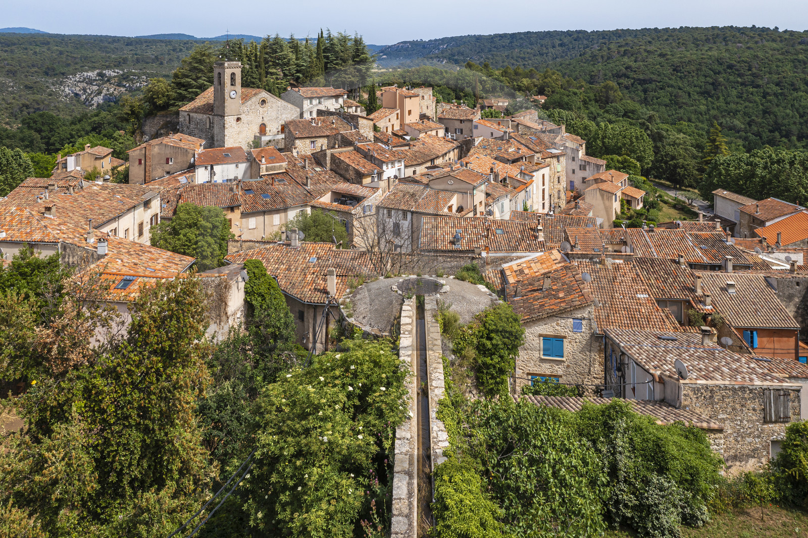 France, Var (83), Dracénie, Ampus et l'aqueduc du Claret (vue aérienne)