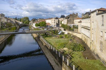 France, Vendée (85), Fontenay-le-Comte, les bords de la rivière Vendée, la passerelle Jean-Chevolleau et le pont des Sardines en arrière plan
