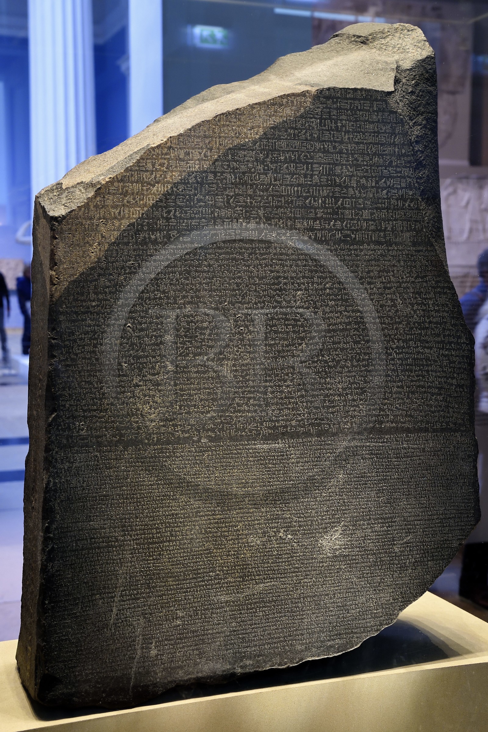 Royaume-Uni, Londres, quartier de Bloomsbury, le British Museum, Egypte ancienne, la Pierre de Rosette, fragment de stèle gravée de l'Égypte antique portant trois versions (hiéroglyphes, égyptien démotique et alphabet grec) d'un même texte qui a permis le déchiffrement des hiéroglyphes au XIXème siècle par Jean-François Champollion