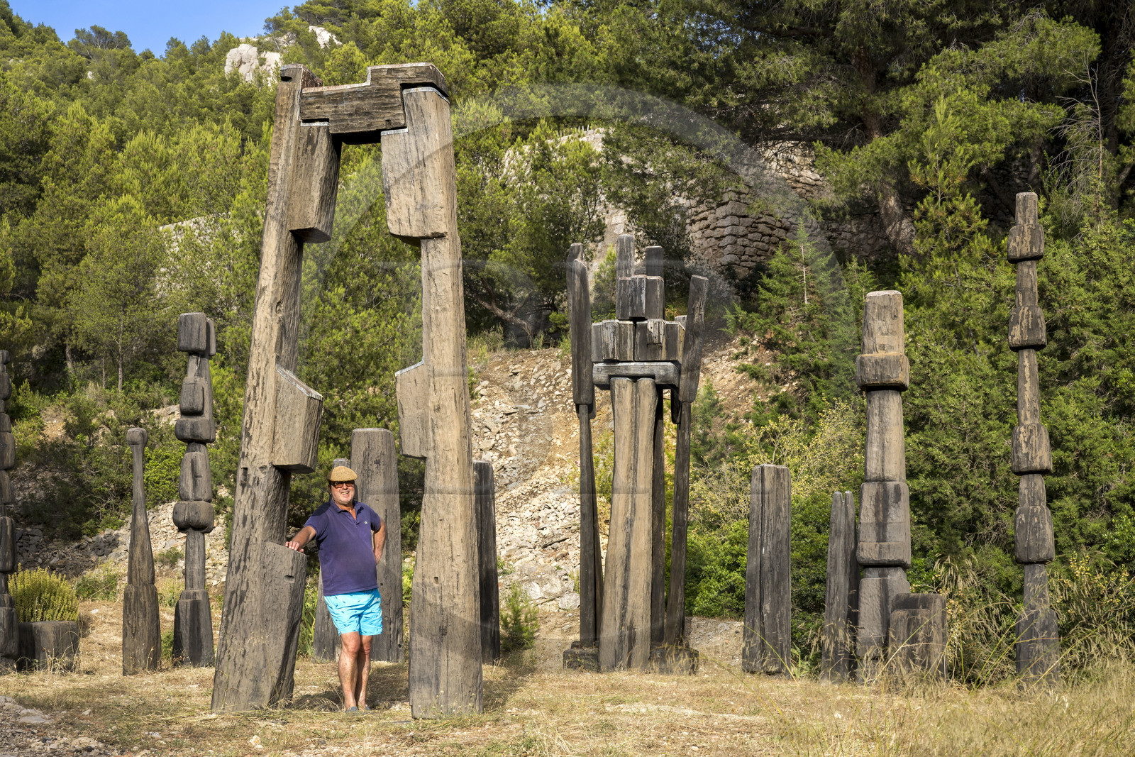 France, Bouches-du-Rhône (13), Marseille, quartier des Goudes, La Friche de l'Escalette dans les ruines d’une ancienne usine de traitement de plomb, le collectionneur et créateur du lieu Eric Touchaleaume devant L'été de la forêt (1964-1966) de l'artiste François Stahly