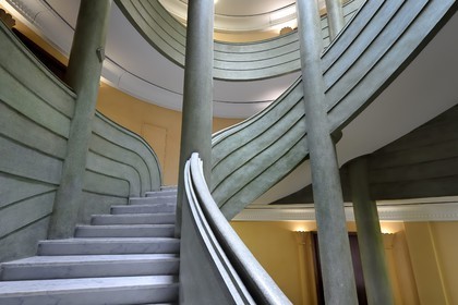 France, Alpes-Maritimes (06), Nice, quartier des Baumettes, l'immeuble Art déco Le Gloria Mansions, monumental escalier central à cage elliptique