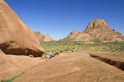 Namibie, région de Erongo, Damaraland, le Petit Spitzkoppe ou Spitzkop (1784 m), montagne granitique dans le désert du Namib