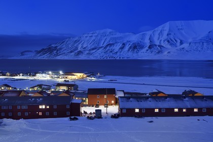 Norvège, Svalbard, Spitzberg, Longyearbyen, batiments d'habitation et le fjord Adventfjorden