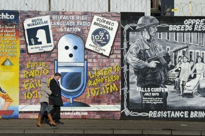 Royaume-Uni, Irlande du Nord, Belfast Ouest, le quartier catholique de Falls, International ou Solidarity Wall, peintures murales sur Falls Road