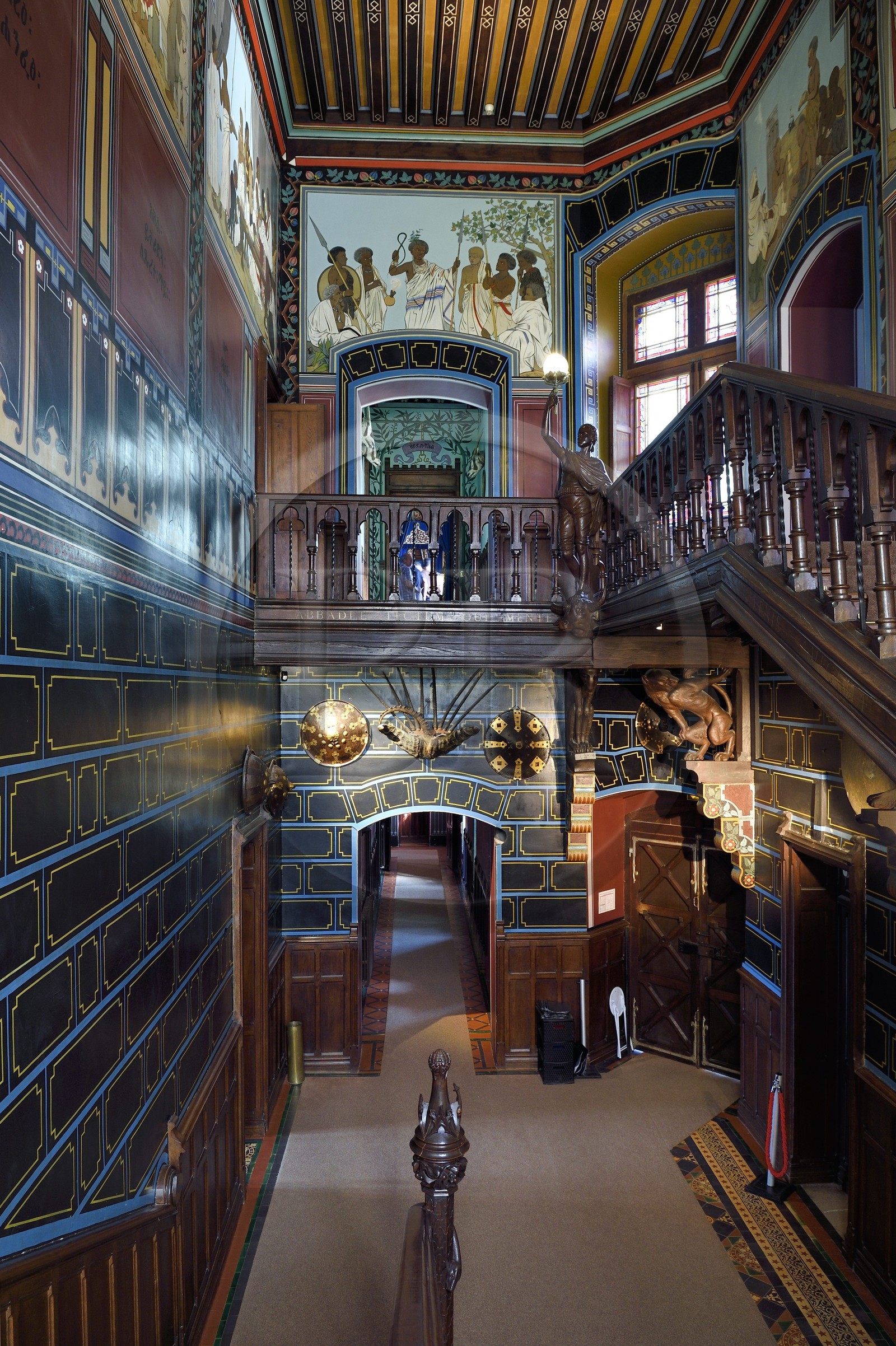 France, Pyrénées-Atlantiques (64), la côte du Pays-Basque, Hendaye, chateau d'Abbadia construit en 1870 par Eugène Viollet-le-Duc pour Antoine d'Abbadie d'Arrast, le vestibule avec ses peintures éthiopiennes et le grand escalier, statue porte-torchère représentant Abdullah ancien esclave ethiopien affranchi et mort sous la commune de Paris