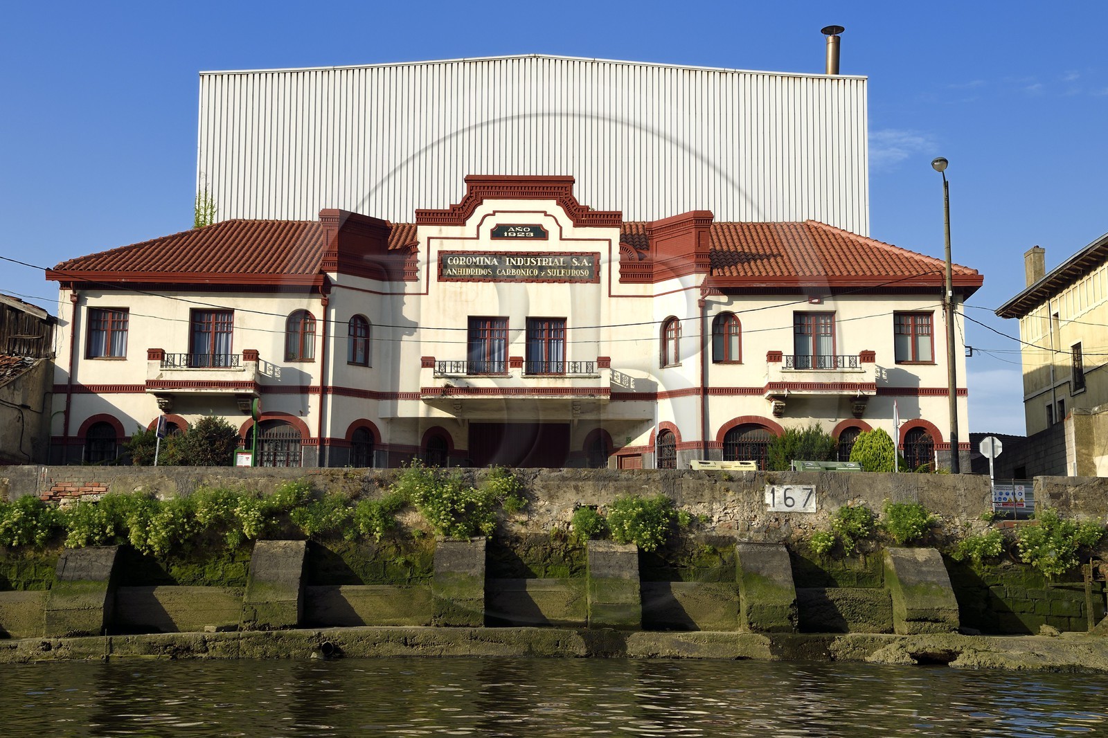 Espagne, Pays basque espagnol, Biscaye, Bilbao, en remontant le fleuve Nervion vers l'embouchure, zone industrielle de Deusto, ancien batiment industriel