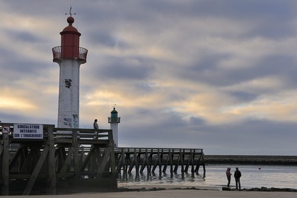 France, Calvados (14), Pays d'Auge, Trouville-sur-Mer, phares à la sortie du chenal du port et de la rivière Touques