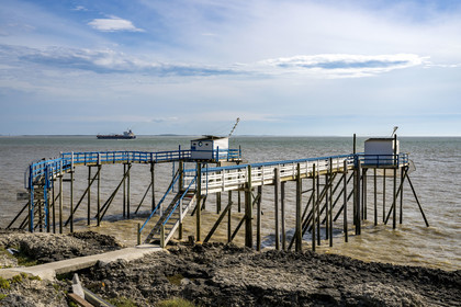 France, Charente-Maritime (17), région de Royan, Saint-Palais-sur-Mer, cabanes de pêche traditionnelle au carrelet à l'embouchure de l'estuaire de la Gironde face à l'océan Atlantique
