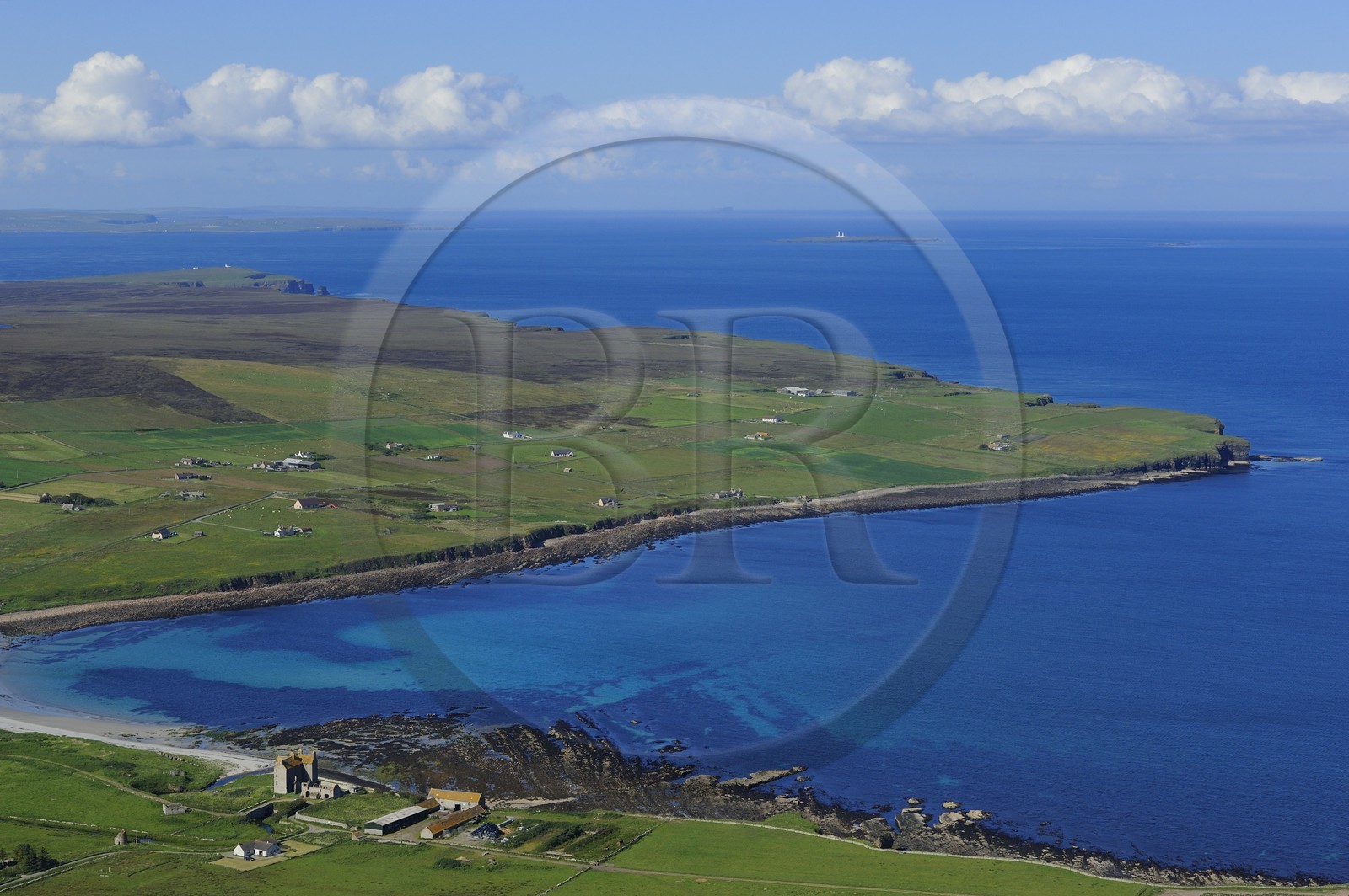Royaume-Uni, Ecosse, Highland, la côte Est du district de Caithness au nord de la ville de Wick, fermes autours de Freswick Bay (vue aérienne)