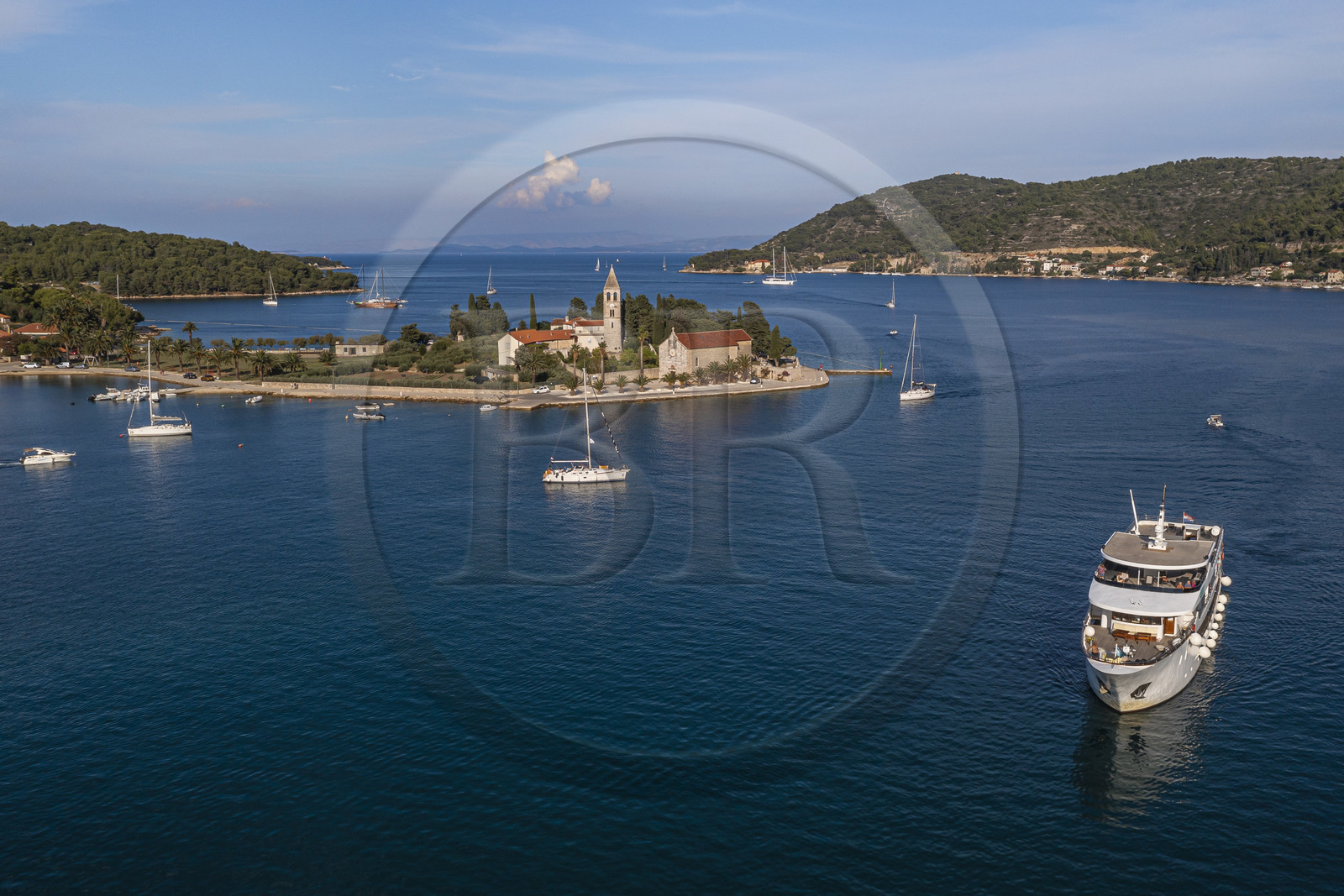 Croatie, Dalmatie, cote dalmate, Ile de Vis, village de Vis,monastère Saint-Jérome édifié au XVIe siècle par les franciscains sur la petite péninsule de Pirovo (vue aérienne)