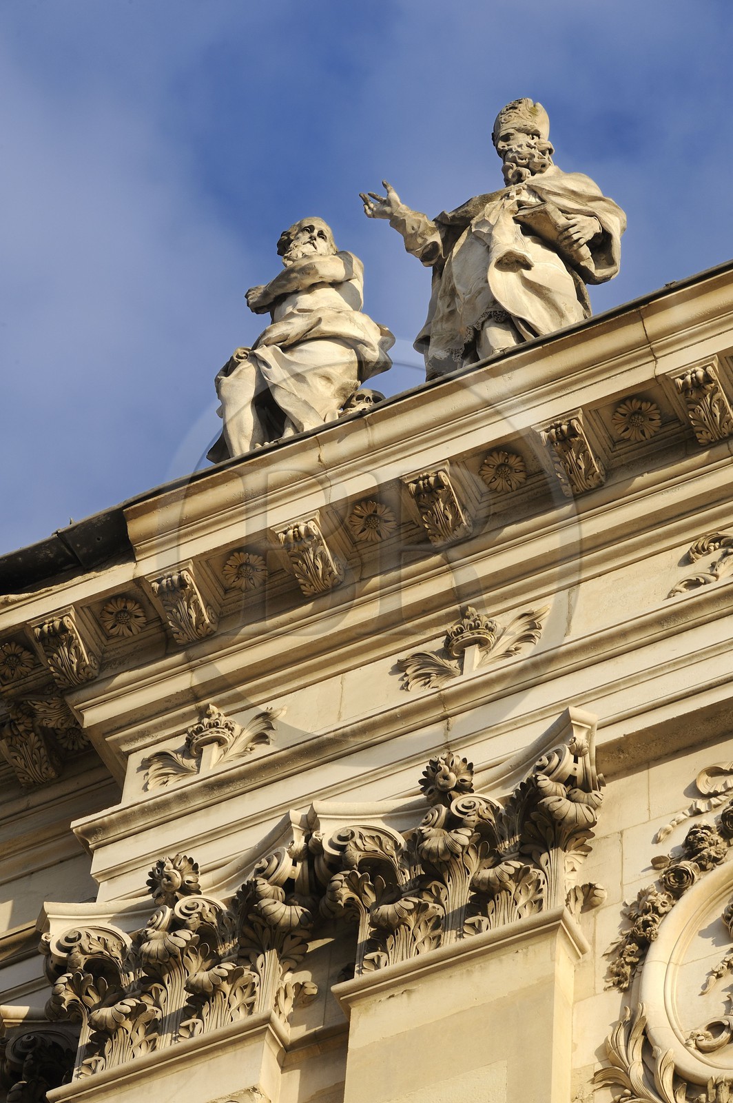 France, Yvelines (78), château de Versailles, classé Patrimoine Mondial de l'UNESCO, la Chapelle Royale, détail de sculptures sur les toits
