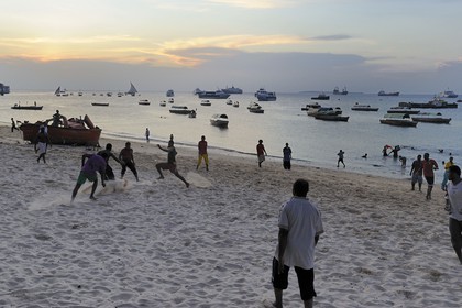 Tanzanie, archipel de Zanzibar, île de Unguja (Zanzibar), ville de Zanzibar, quartier Stone Town, classé Patrimoine Mondial de l' UNESCO, joueurs de fooball sur la plage